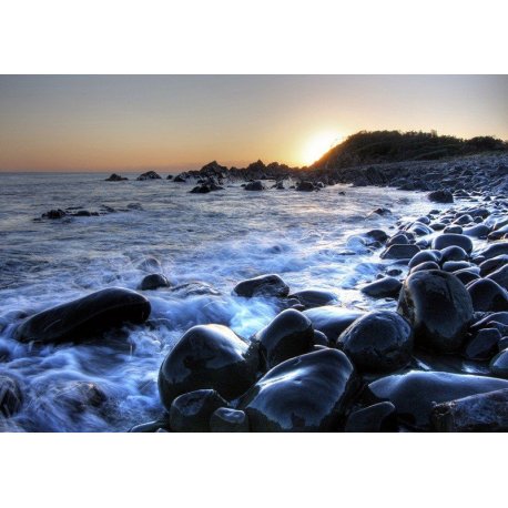 La Orilla de Piedra Mecida por el Mar