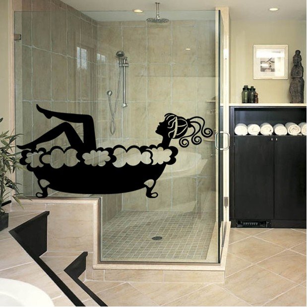 Vinilo decorativo baño mujer minusválidos