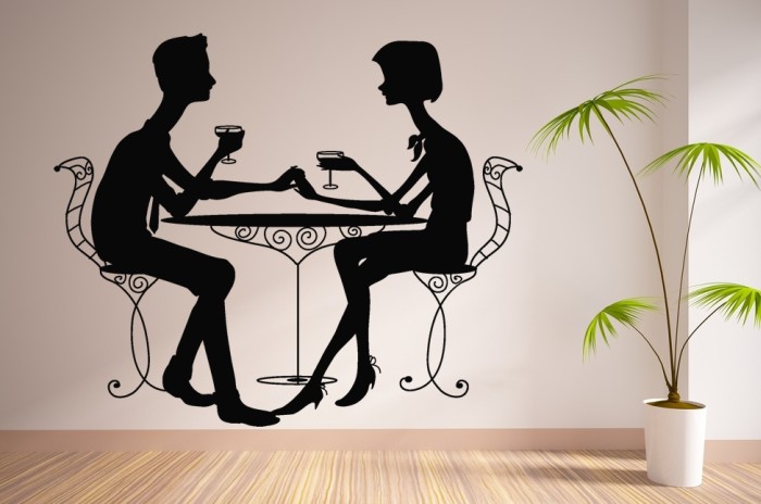 Pareja Sentada con Dos Copas de Vino